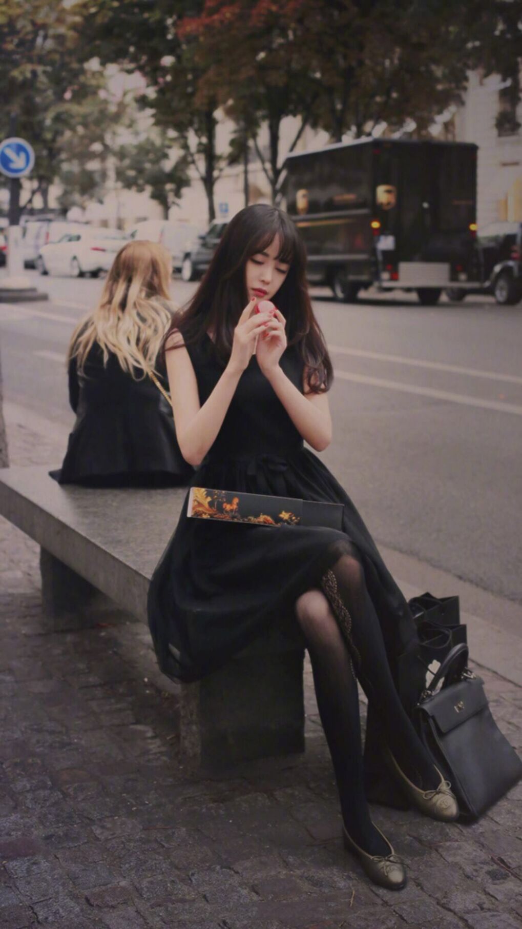 九游体育-仰泳赛道摩纳哥选手节奏精准，摩纳哥泳池